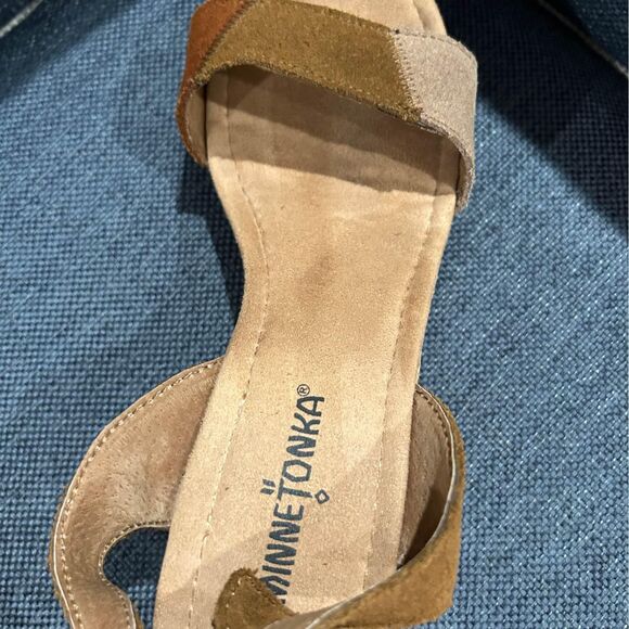 Minnetonka Poppy Wedge Sz. 8 normally $57! - Picture 5 of 5
